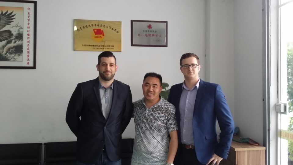 公司領(lǐng)導成功簽下法國客戶訂單